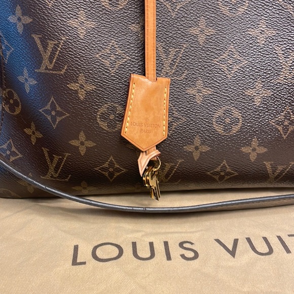 Louis Vuitton Montaigne MM - Picture 8 of 13